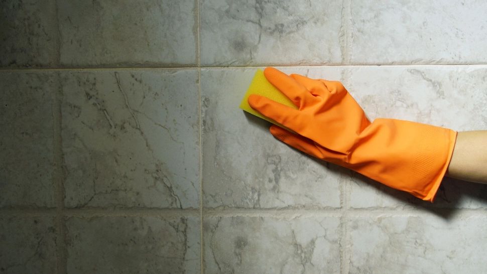 Cum cureți eficient faianța din baie: soluții împotriva mucegaiului și calcarului