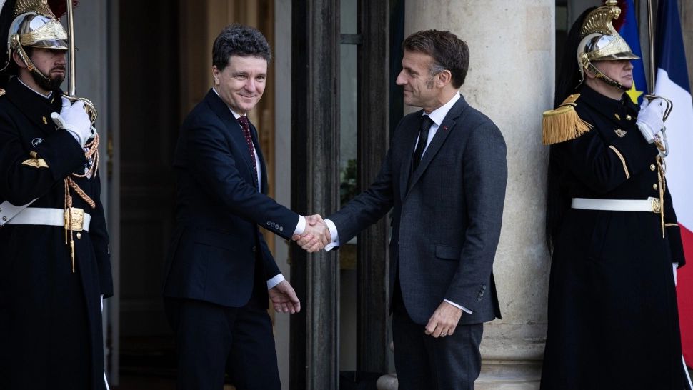 Președintele Nicușor Dan pleacă la Paris: ce probleme lasă în țară