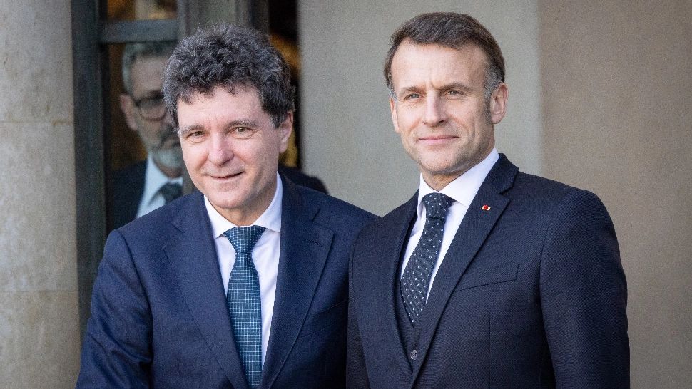 Prietenie doar aparentă? Macron, fără reacție după ce Nicușor Dan a rămas blocat pe aeroportul din Franța