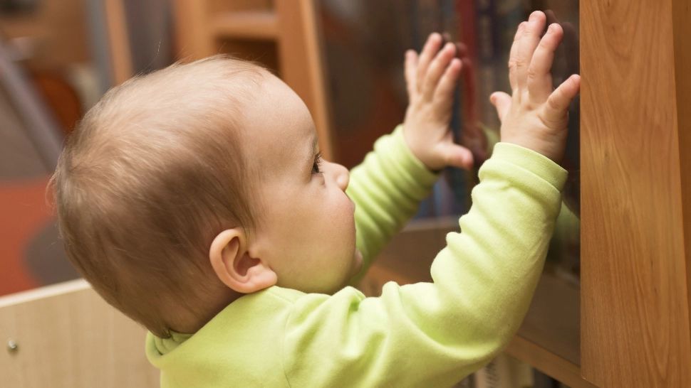 Copil rănit după ce un dulap s-a prăbușit peste ele: incident grav la o grădiniță din Baia Mare