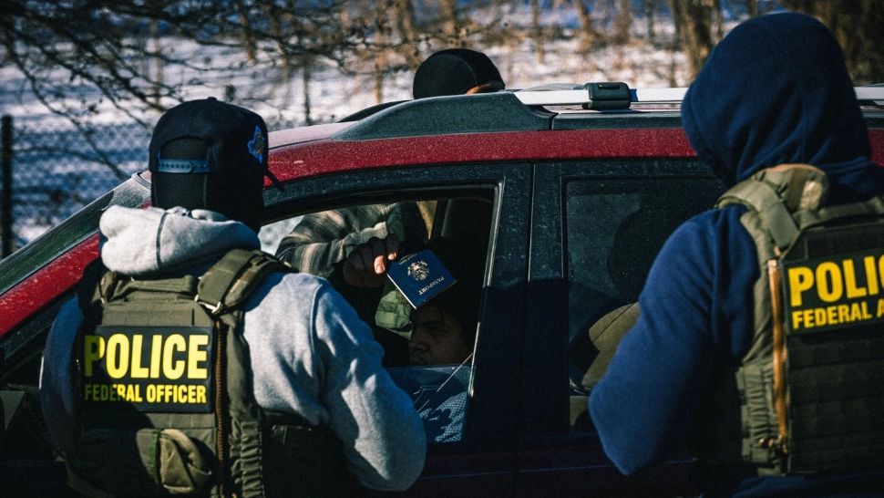 Alertă la granița SUA, în Arizona. Un bărbat, în stare critică după un schimb de focuri cu ICE