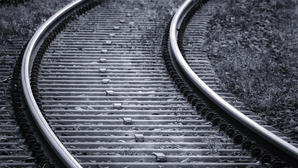 Accident feroviar grav. Un tren de călători a intrat într-un TIR