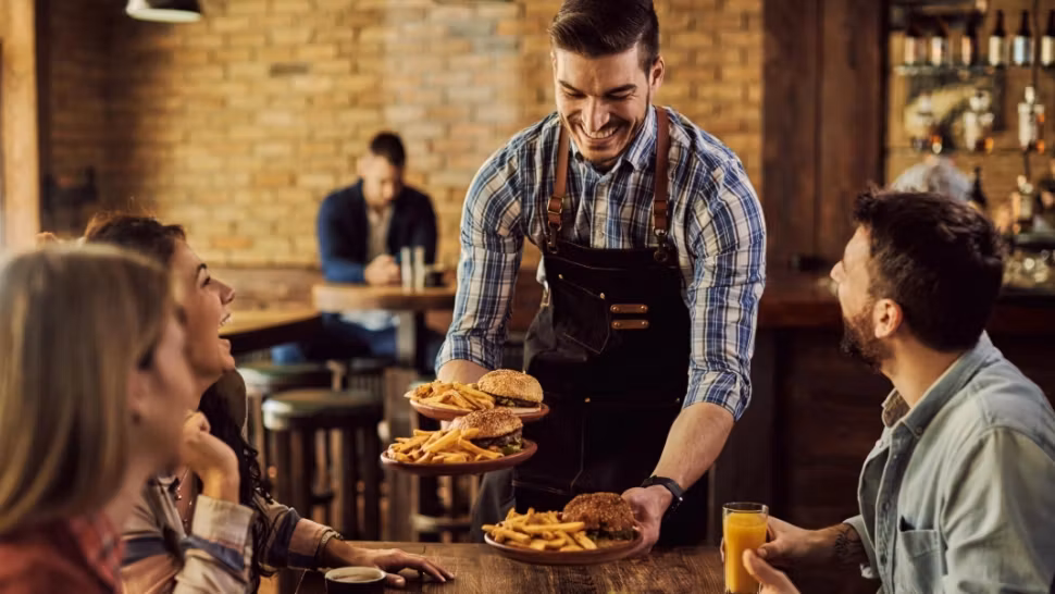 Paradoxul HoReCa în 2026: Restaurante pline, dar pe marginea prăpastiei. De ce riscă 25% dintre localuri falimentul?