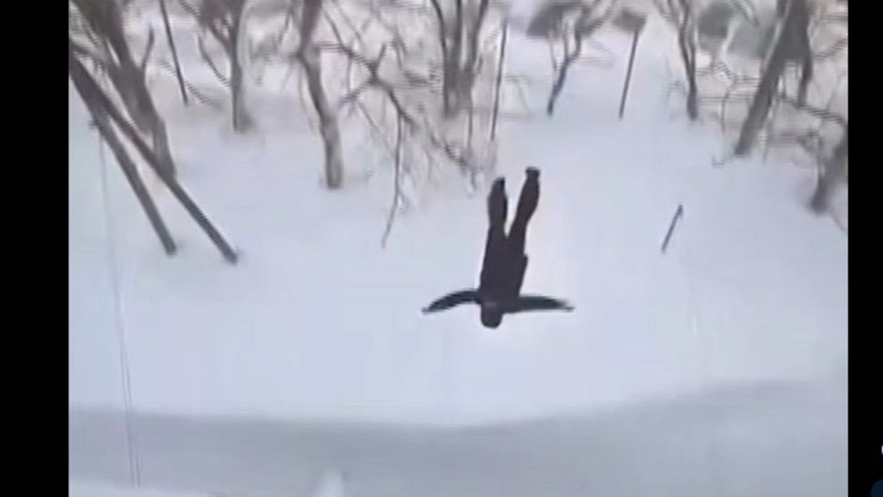 Metodă inedită de a „ieși” din casă. Un rus a testat „prospețimea” zăpezii sărind de la etajul 5 | VIDEO