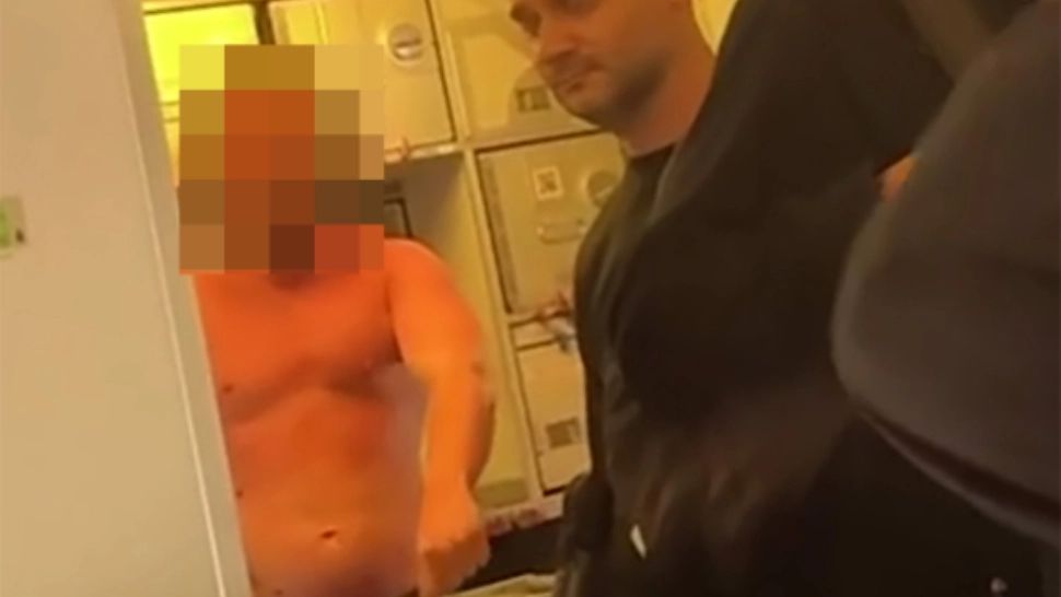 Haos pe un zbor spre Bangkok. Un turist vorbitor de rusă aproape dezbrăcat a sărit din avion după aterizare - VIDEO