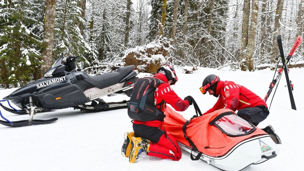Zeci de persoane au fost salvate de pe munte în ultimele 24 de ore