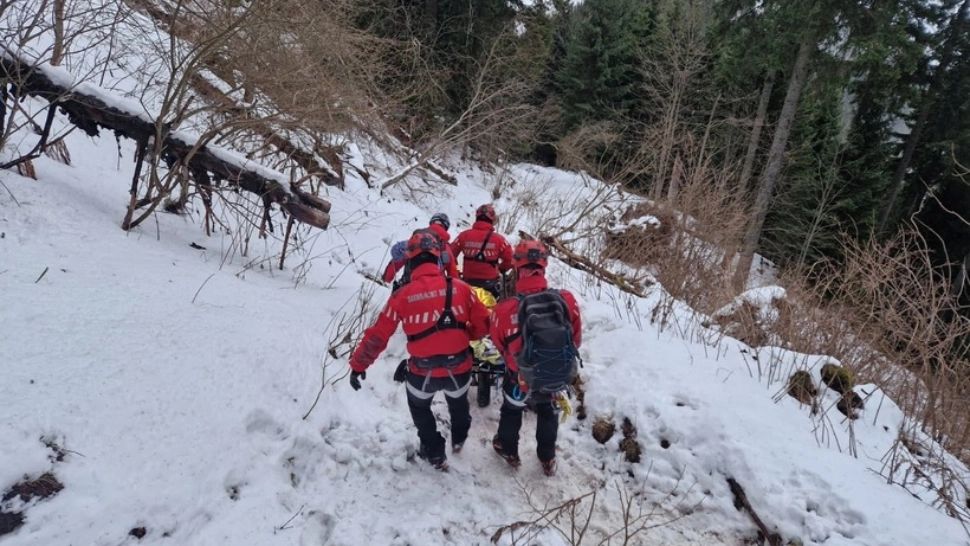 Operațiune de salvare extremă în Maramureș. La minus 20 de grade și zăpade de un metru, un cetățean ucrainean a fost salvat din munți de salvamontiști