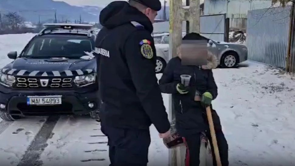 Bărbat salvat în ultima clipă. Gerul îi putea fi fatal, dacă nu interveneau jandarmii