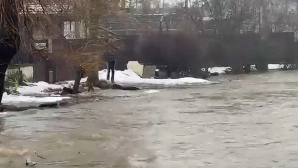 Târgu Jiu, sub ape după ploi abundente: un lac revărsat a inundat mai multe străzi, iar deșeurile aruncate de localnici au blocat scurgerea