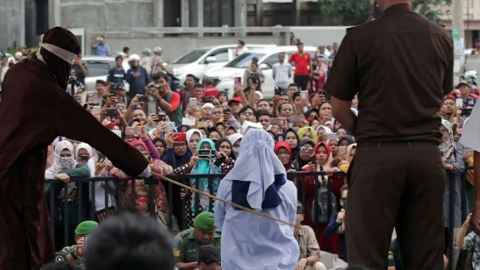 Un cuplu din Indonezia, pedepsit cu 100 de lovituri de bici pentru relații intime în afara căsătoriei