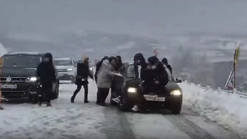Lipsa anvelopelor de iarnă, pericol pe șosea. Soluția extremă a unor tineri pe un drum înghețat