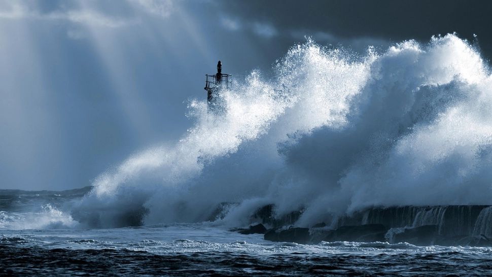 Furtună extremă în Anglia și Franța: alertă roșie de vânt și valuri uriașe pe coastele Atlanticului și Canalului Mânecii