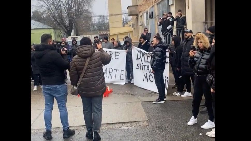 Revoltă la Spitalul Județean Buzău. Zeci de oameni cer dreptate după moartea suspectă a unui tânăr. Ce răspunde conducerea unității medicale VIDEO