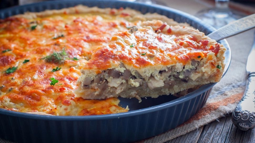 Tartă cu pui și ciuperci, preparatul savuros gata în mai puțin de o oră. Ce ingrediente îți trebuie