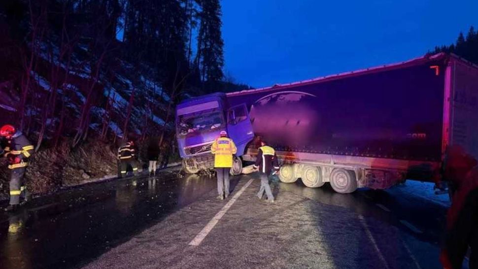 Trafic oprit pe DN 17, în județul Suceava. Un TIR a rămas blocat de-a latul şoselei