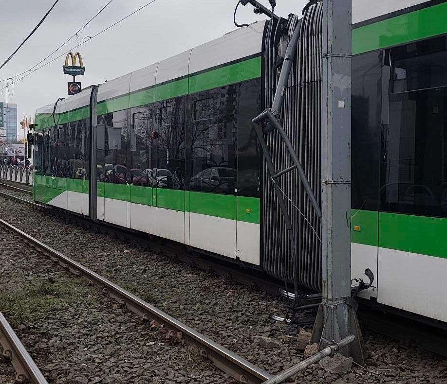 HAOS pe linia 41. Tramvaie blocate și rețea electrică distrusă la Pod Ciurel. A fost înființată linia navetă 641