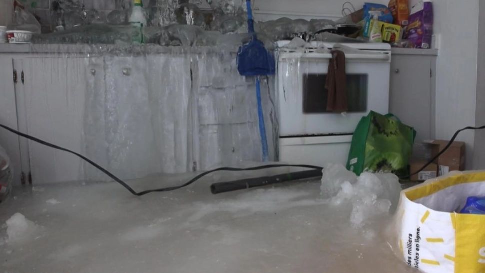 Apartament transformat în „castel de gheață” după ce chiriașul a oprit încălzirea pentru a economisi. Țevile s-au spart din cauza frigului