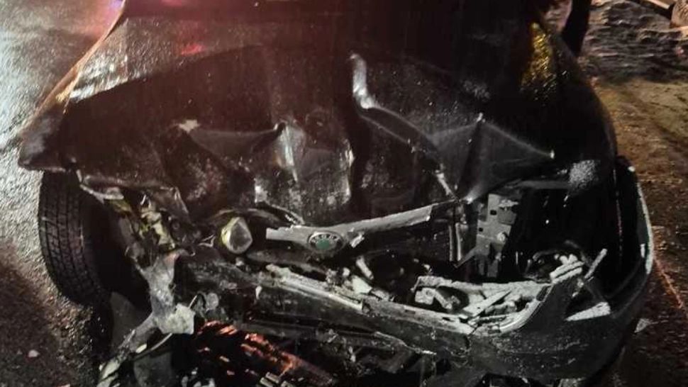 Accident grav în Neamț. Cinci persoane au ajuns la spital după ce o mașină a intrat cu viteză pe contrasens într-o curbă periculoasă