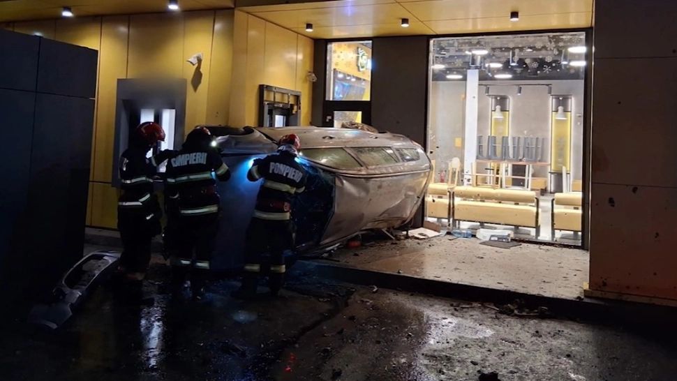 Mașină scăpată de sub control în Cluj: a rupt un stâlp și a intrat într-un restaurant