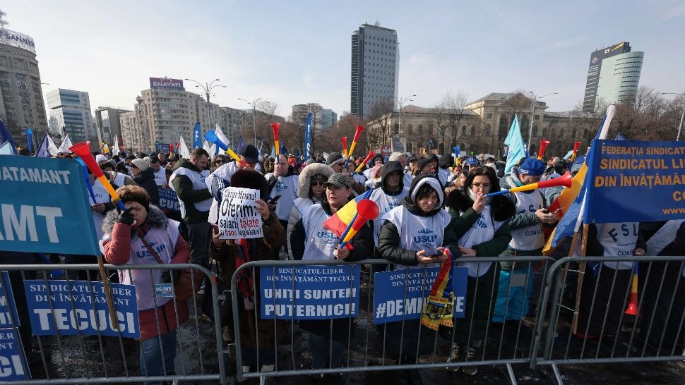 "Școala moare în nevoi, voi vă bateți joc de noi”. Peste 3000 de angajați din Educație au protestat la ușa Guvernului FOTO&VIDEO