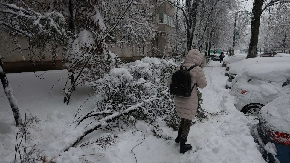 Viscolul a paralizat țara: drumuri închise, pene masive de curent și transport paralizat