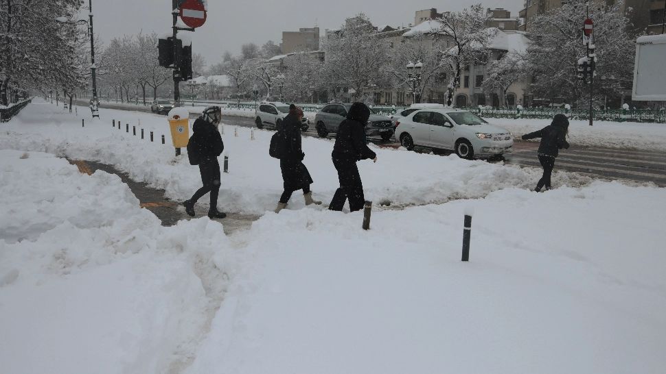 Blocaje masive în trafic, pe calea ferată și în aeroporturi după CODUL ROȘU de ninsori în București și Ilfov. Haos în țară - LIVE TEXT&VIDEO