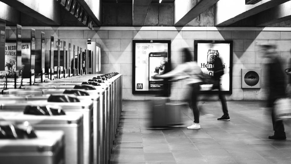 Acces condiționat la metroul din Moscova: pasagerii trebuie să permită verificarea telefoanelor mobile