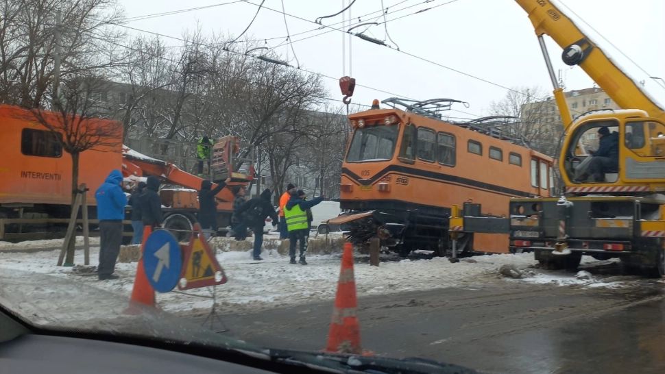 Haos generalizat în Capitală: după tramvaie, au început să deraieze și frezele de deszăpezire. Linia 25, BLOCATĂ timp de 7 ore