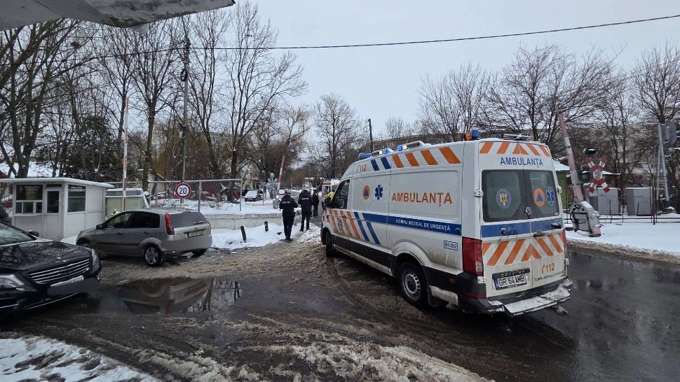 Femeie lovită de tren lângă sediul Poliției Locale din Giurgiu: victima este resuscitată