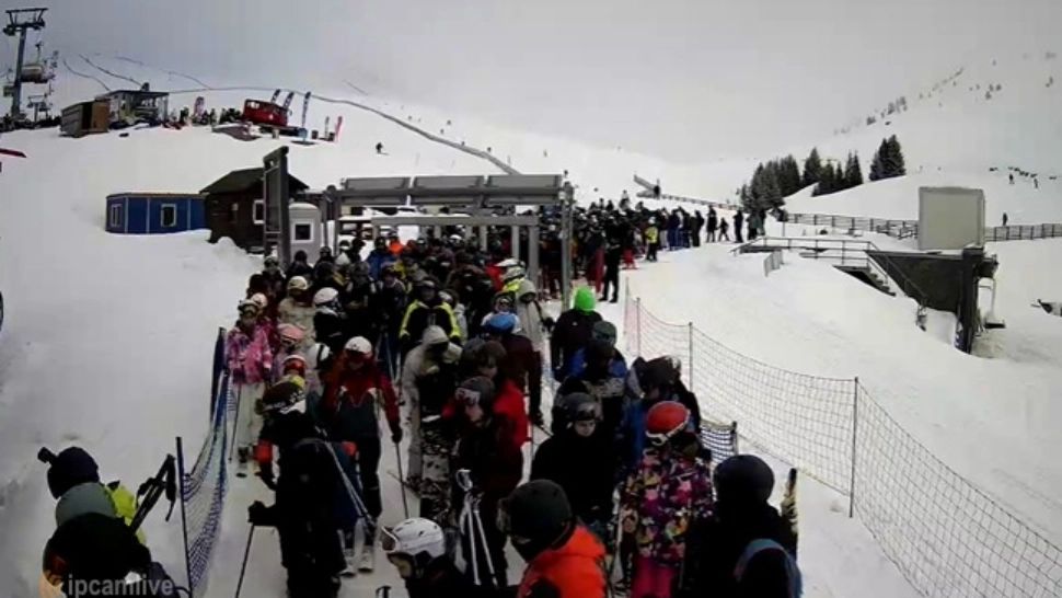 Pârtiile de la Sinaia, luate cu asalt de turiști, în prima zi a vacanței elevilor șI Valentine's Day. Nu mai sunt locuri în parcare - FOTO