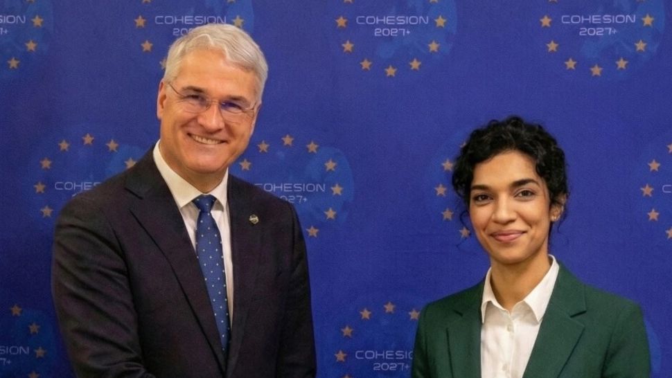 Dragoș Pîslaru, ținta ironiilor după o „întâlnire” cu Lolita Cercel, cântăreața AI care a stârnit polemici la nivel național