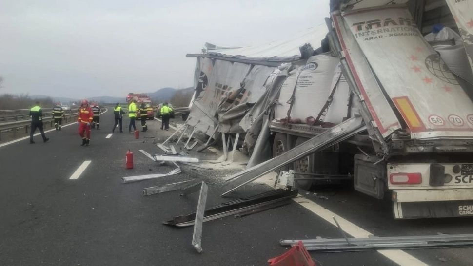 Pericol pe autostradă: două TIR‑uri, unul încărcat cu sulfat de amoniu, implicate într-un accident violent pe A1 - FOTO&VIDEO 
