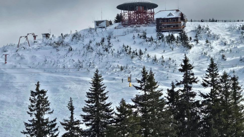 Ninsori și ploi torențiale. Temperaturile scad drastic. Unde lovește viscolul: vremea se schimbă complet