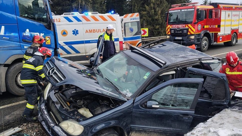 Accident rutier grav pe DN17, în Poiana Stampei: trei persoane rănite după coliziunea dintre un autotren și un autoturism | FOTO