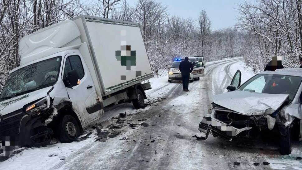 Accident pe DJ 606, în județul Mehedinți: o șoferiță a lovit o autoutilitară, un pasager rănit