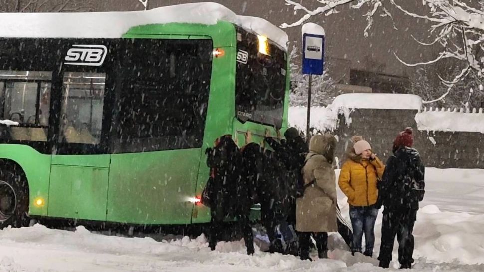 Capitala, îngropată în zăpadă și promisiuni. Cine se face vinovat de paralizia Bucureștiului sub Cod Roșu