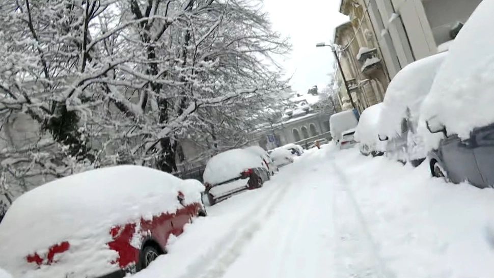 Zona de nord a Capitalei, complet BLOCATĂ după ninsorile abundente din ultimele ore. Utilajele Romprest, înzăpezite și ele