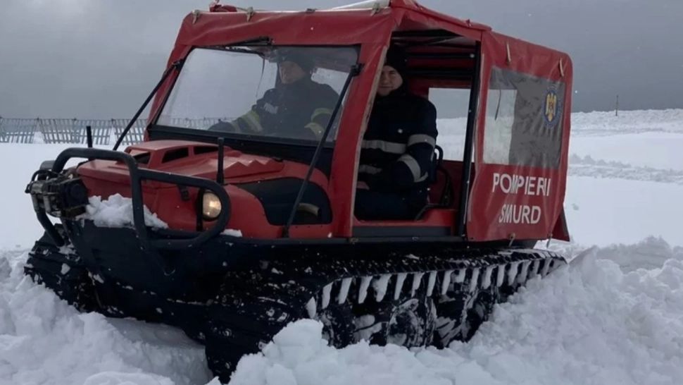 Persoană dependentă de oxigen, evacuată cu șenilata în județul Vrancea