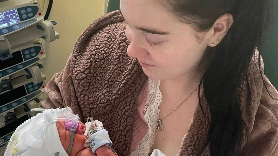 O tânără de 20 de ani a aflat că este însărcinată după ce s-a trezit dintr-o comă provocată de un stop cardiac