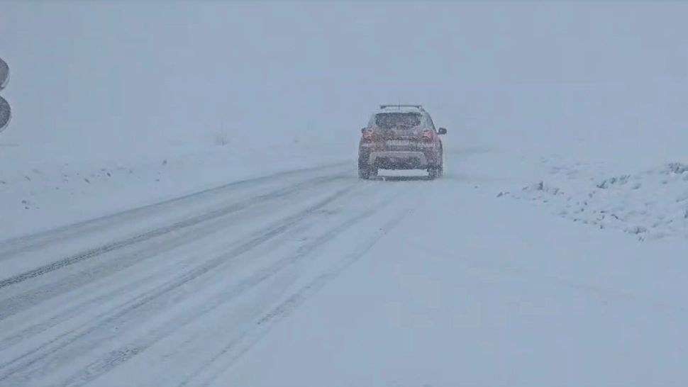 Alertă ANM de cod portocaliu și galben: rafale de până la 130 km/h și ninsori în plină primăvară. Zonele afectate de vremea extremă - HARTA