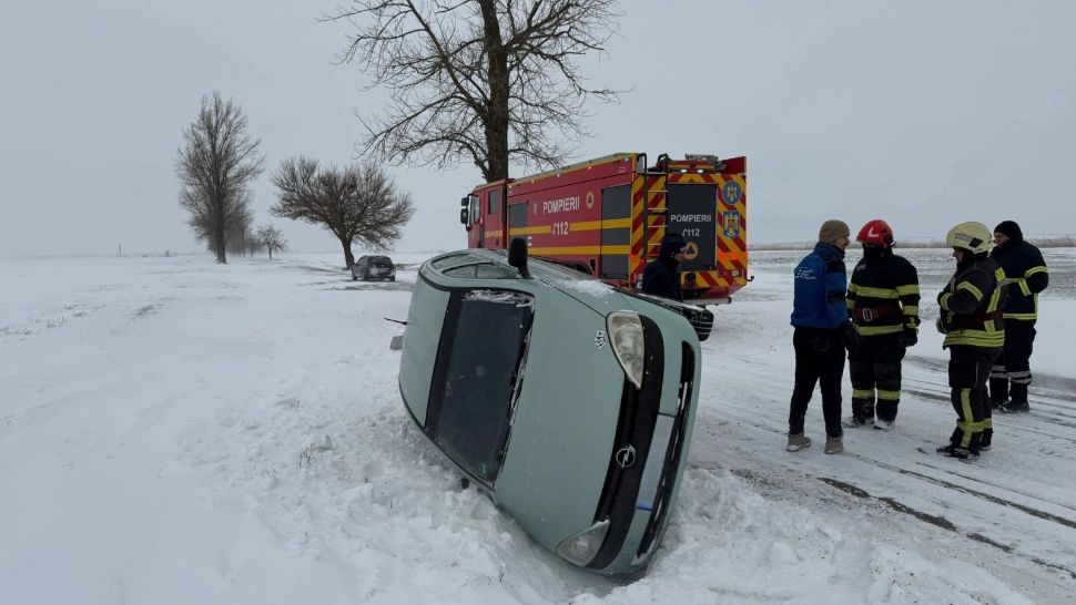 DSU și MAI, în continuare mobilizate pentru gestionarea efectelor viscolului din ultimele ore. Drumuri blocate, intervenții în 16 localități din 7 județe