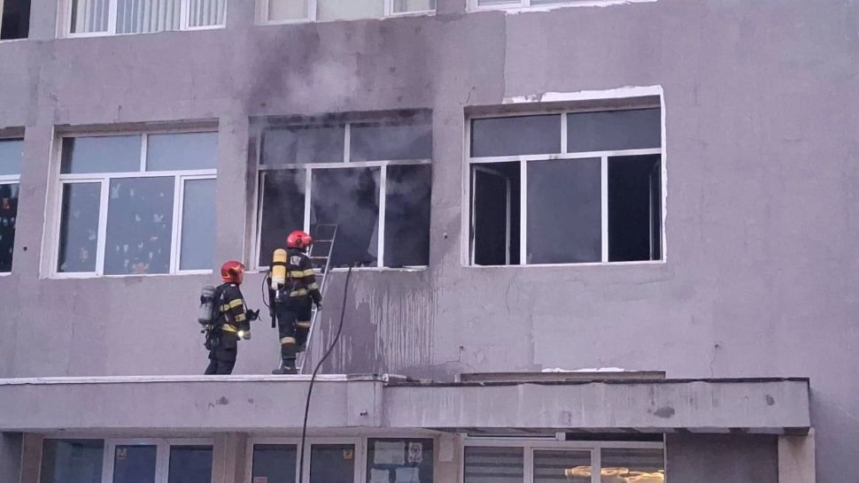 Alertă vineri dimineață la o școală din Turnu Severin după izbucnirea unui incendiu FOTO