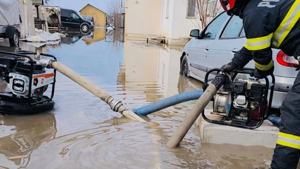 Mai multe curți inundate la Mihăilești și Bolintin‑Vale după topirea zăpezii. Pompierii au intervenit pentru evacuarea apei