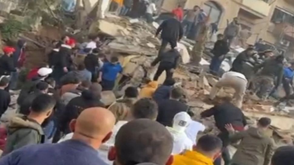 Cel puțin două persoane au murit în urma prăbușirii unei clădiri rezidențiale în Tripoli, Liban. Imagini dramatice 