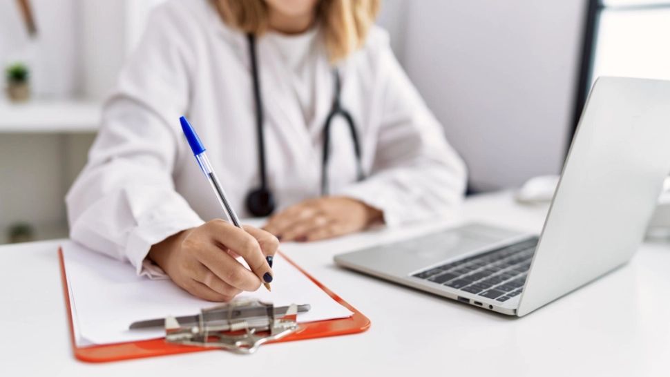 Românii au găsit „portița perfectă”: trucul prin care nu mai pierd prima zi de concediu medical – și nu e ilegal!