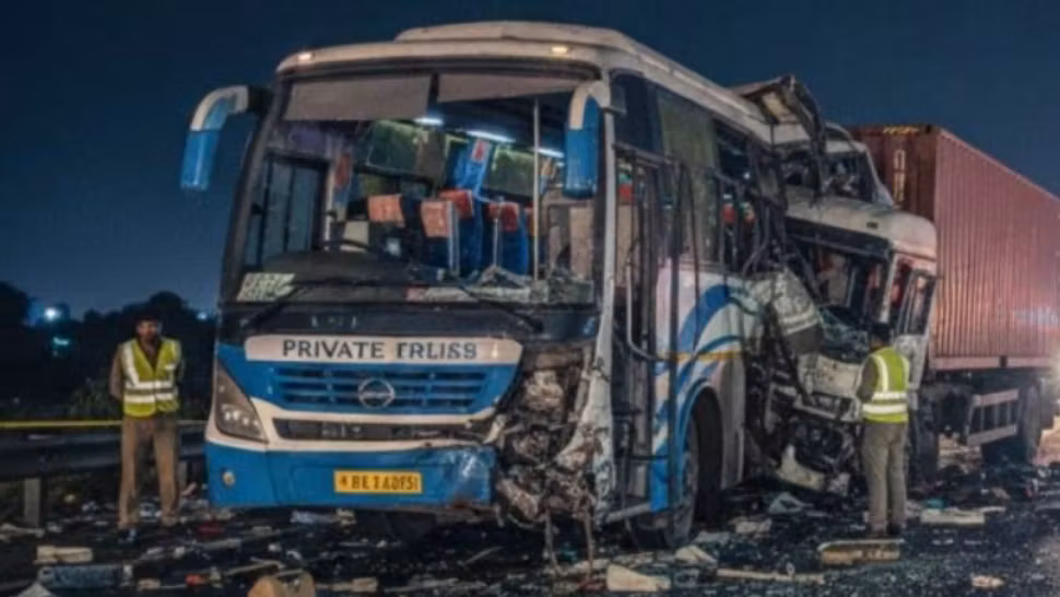 Șase oameni au murit după ce un camion a intrat în pasagerii unui autobuz oprit pe o autostradă din India