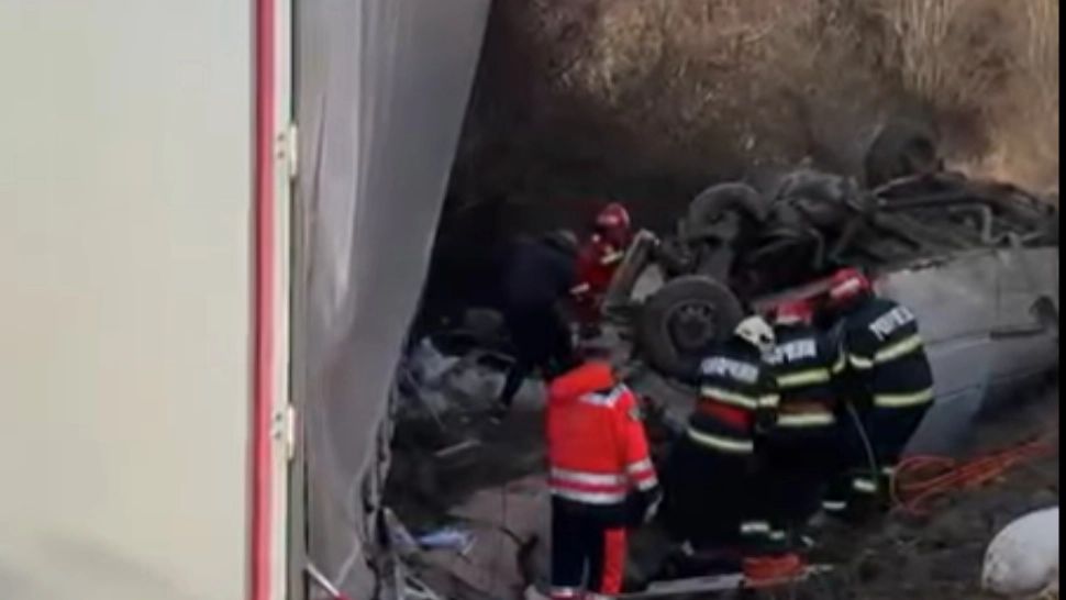 Doi copii şi un adult, victimele acccidentului mortal de pe DN 6. Traficul rutier este complet blocat. IMAGINI ȘOCANTE