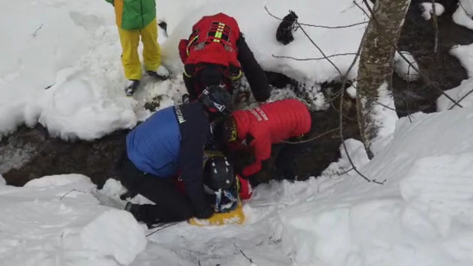 Schior căzut într-un pârâu la Predeal, salvat de jandarmi și Salvamont. Pârtia era închisă - VIDEO