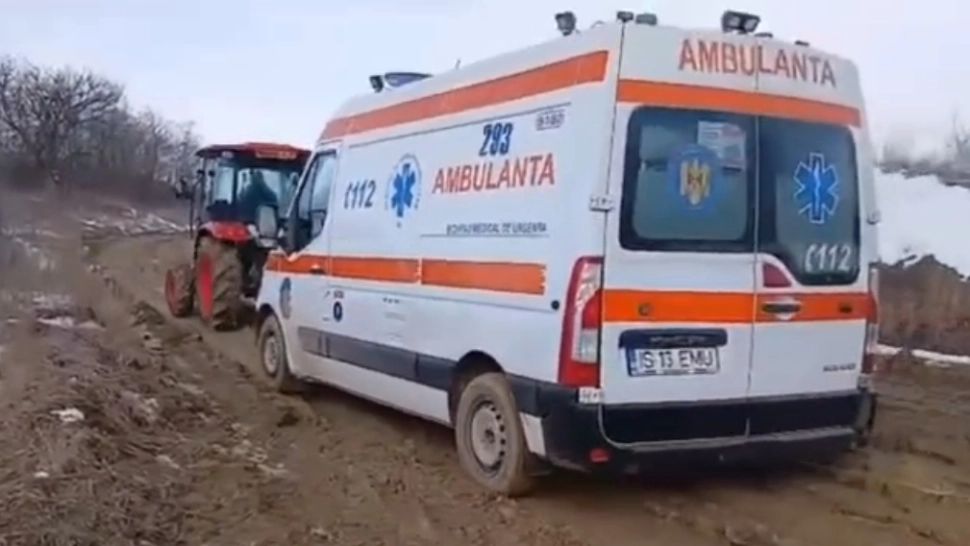 Un bărbat de 53 de ani a murit după ce ambulanța chemată să îl ajute a rămas blocată în noroi, în Iași