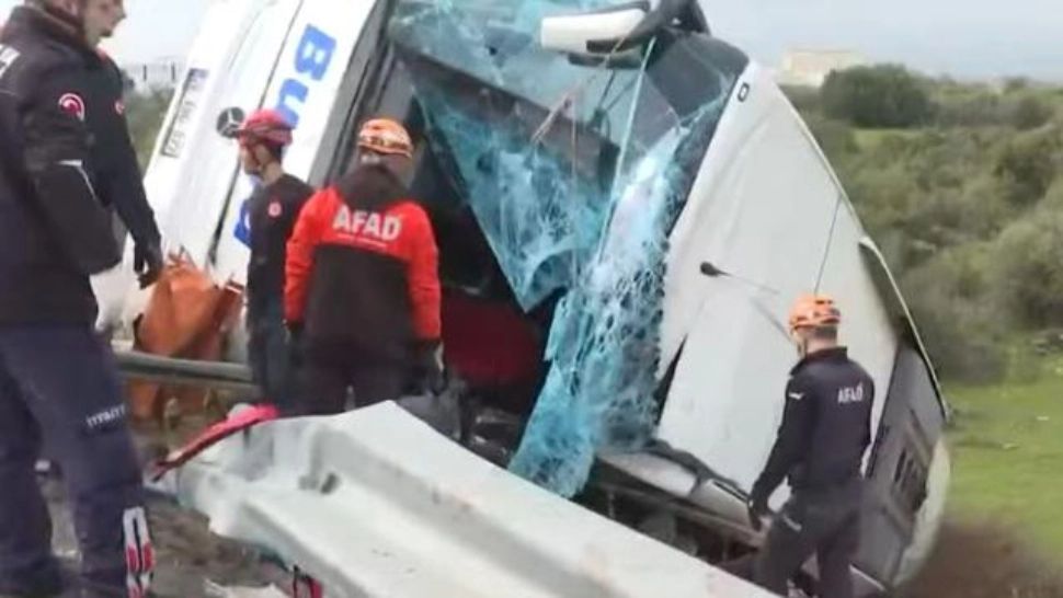Tragedie în Turcia. Opt morți și 26 de răniți după ce un autobuz a ieșit de pe șosea și s-a răsturnat - FOTO/VIDEO